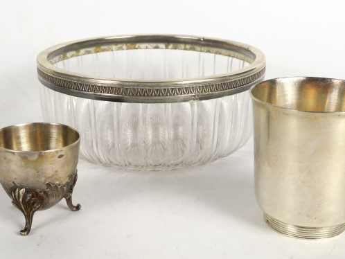 Timbale et coquetier en argent, poinçon Minerve. Poids : 130 g. On y j