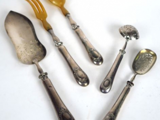 Vente aux enchères Pelle à tarte, deux cuillères à douceurs, l'ensemble en argent, manche