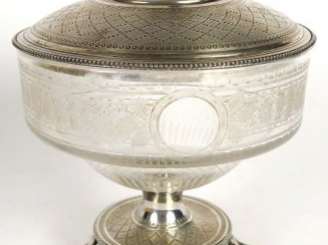Vente aux enchères Coupe couverte de style Louis XVI en argent et cristal gravé