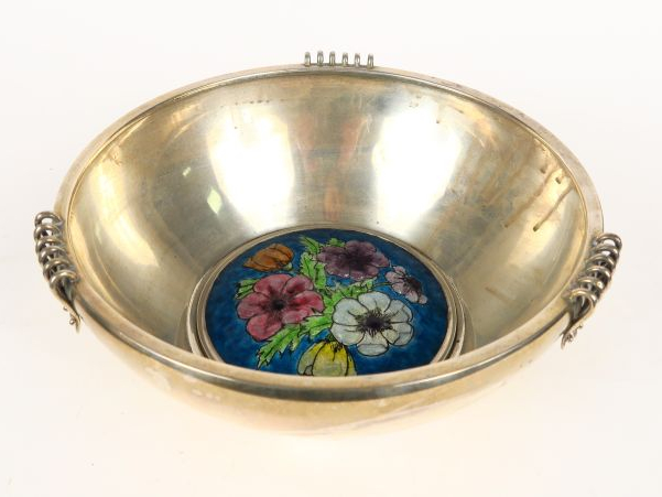 Coupe en argent, poinçon Minerve, le fond émaillé à décor de fleurs po