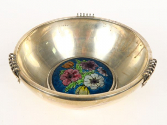 Vente aux enchères Coupe en argent, poinçon Minerve, le fond émaillé à décor de fleurs po