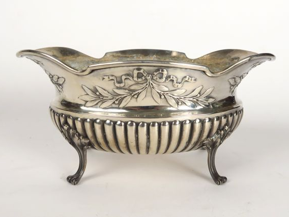 Pique-fleurs sur pied de style Louis XVI à décor de godrons, de branch