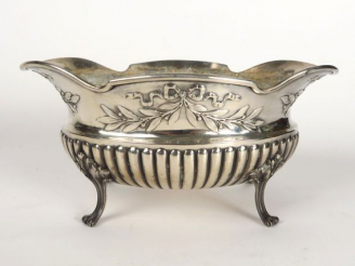 Vente aux enchères Pique-fleurs sur pied de style Louis XVI à décor de godrons, de branch