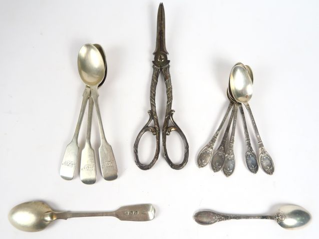 Suite de 6 cuillères à moka en argent, poinçon Minerve, et suite de 4 