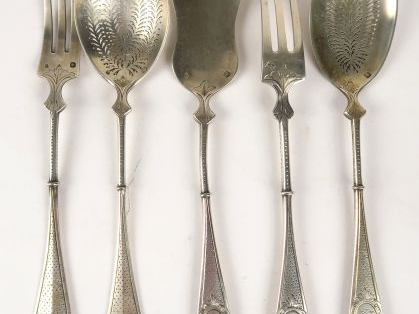 Cinq couverts à hors d'œuvre en argent, poinçon Minerve, à décor guill