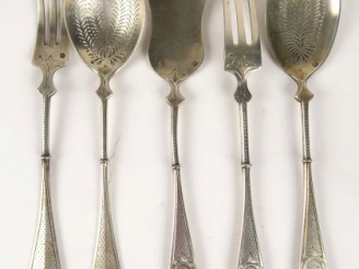 Vente aux enchères Cinq couverts à hors d'œuvre en argent, poinçon Minerve, à décor guill