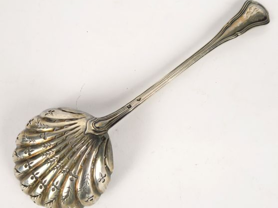Saupoudreuse en argent, poinçon Minerve, modèle à filets, monogrammée.