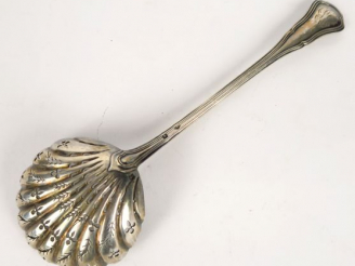 Vente aux enchères Saupoudreuse en argent, poinçon Minerve, modèle à filets, monogrammée.