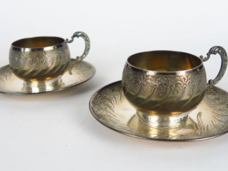 Vente aux enchères Paire de tasses et sous tasses en argent, poinçon Minerve, interieur e