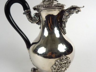 Vente aux enchères Verseuse tripode Napoléon III en argent, poinçon Minerve, à décor de r