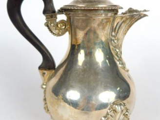 Vente aux enchères Verseuse Napoléon III en argent, poinçon Minerve. Poids : 450 g
