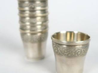 Vente aux enchères Suite de 6 verres à liqueur en argent, poinçon Minerve. Poids : 75 g