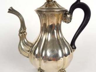 Vente aux enchères Verseuse Napoléon III en argent, poinçon Minerve, prise en forme de fr