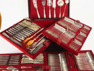 Vente aux enchères BOULENGER. Belle ménagère de style Rocaille en métal argenté dans son 