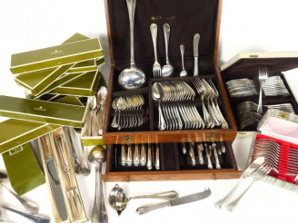 Vente aux enchères CHRISTOFLE. Ménagère en métal argenté, comprenant 12 couverts, 12 gran