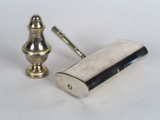 Vente aux enchères CHRISTOFLE. Ramasse-miettes et salière en métal argenté.