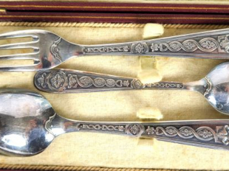 Vente aux enchères CHRISTOFLE. Couvert et petite cuillère en métal argenté. Dans un coffr