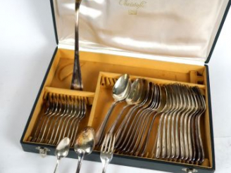 Vente aux enchères CHRISTOFLE. Ménagère en métal argenté comprenant 12 couverts, 12 petit
