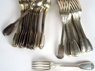 Vente aux enchères CHRISTOFLE. 13 couverts et 2 cuillères en métal argenté, modèle au fil