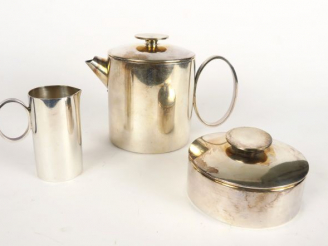 Vente aux enchères CHRISTOFLE, collection GALLIA. Verseuse, crémier et sucrier de style A
