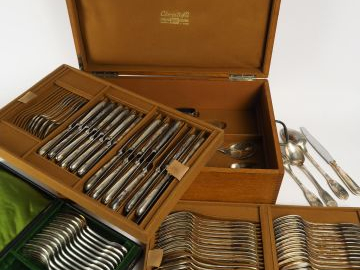CHRISTOFLE. Ménagère en métal argenté, modèle à coquille. Dans son cof
