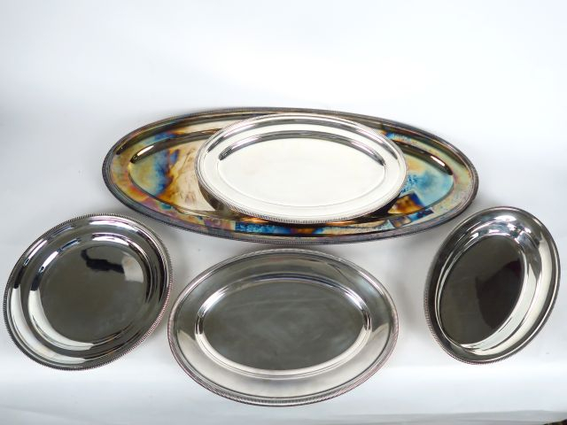 CHRISTOFLE ou FELIX FRERES : suite de 4 plats : grand plat et deux pla