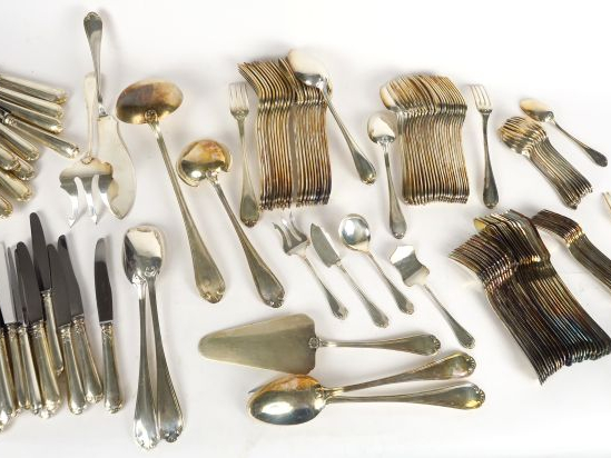 FELIX FRERES. Ménagère en métal argenté comprenant : 12 grands couvert