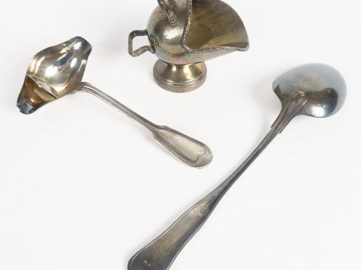 ERCUIS. Cuillère à sauce, cuillère à ragout, sucrier en métal argenté