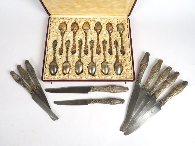 Suite de 12 petites cuillères de style Rocaille en métal argenté. Dans