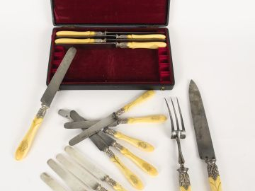 Ensemble de couteaux, manche ivoire monogrammé : service à découper, 4