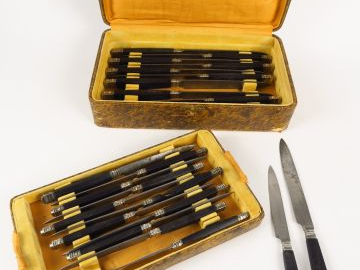 Suite de 12 grands et 12 petits couteaux, lames acier, manches ébènes.