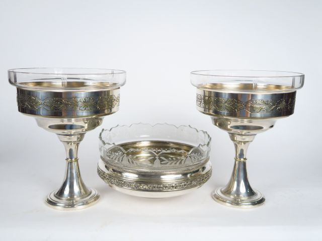 Paire de coupes sur pieds et coupe basse en métal argenté et cristal (