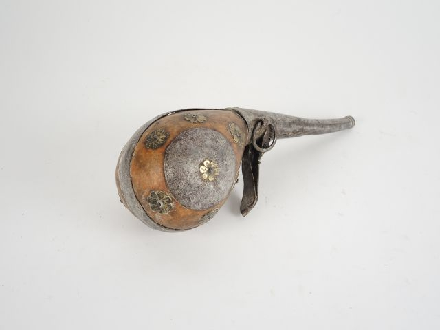 231 bis. Poire à poudre Afghane de belle taille, joli objet à mi chemi