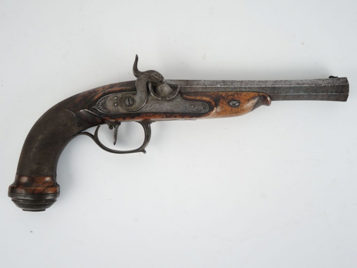 Grand pistolet de tir à percussion et à platine à l’avant signé sur la