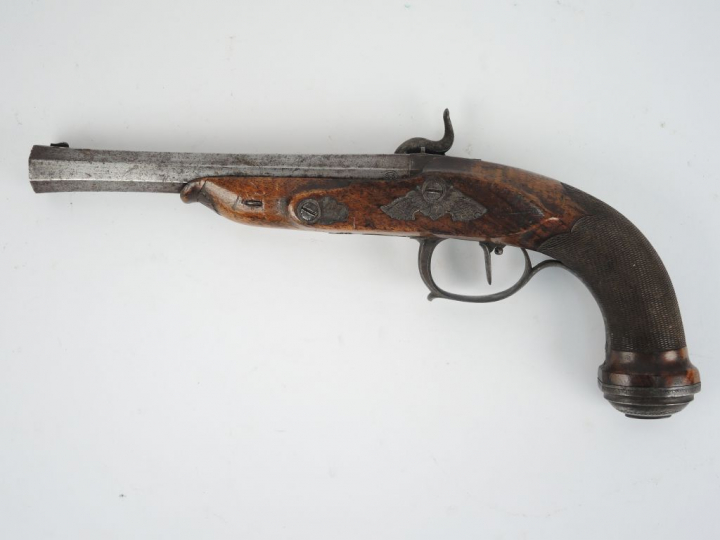 Grand pistolet de tir à percussion et à platine à l’avant signé sur la