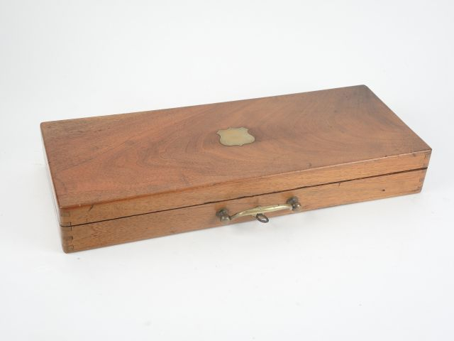 245. Coffret en chêne de grande taille habillé de velours rouge, et co