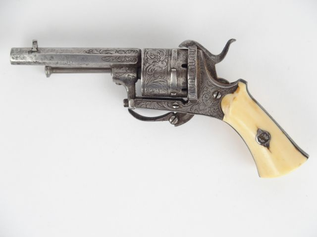 279-Joli petit revolver système Lefaucheux calibre 5mm à broche, belle