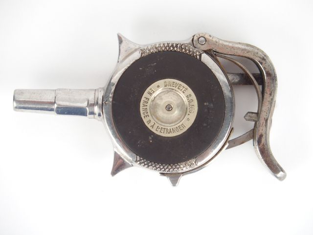 253- Joli pistolet « Le PROTECTOR »calibre 6mm numéro 1187 (et 1547). 