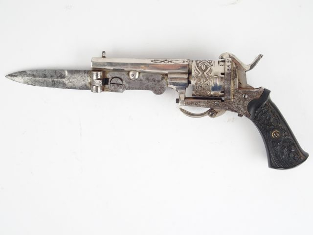251- Amusant révolver type Lefaucheux calibre 7mm à broche doté d’orig