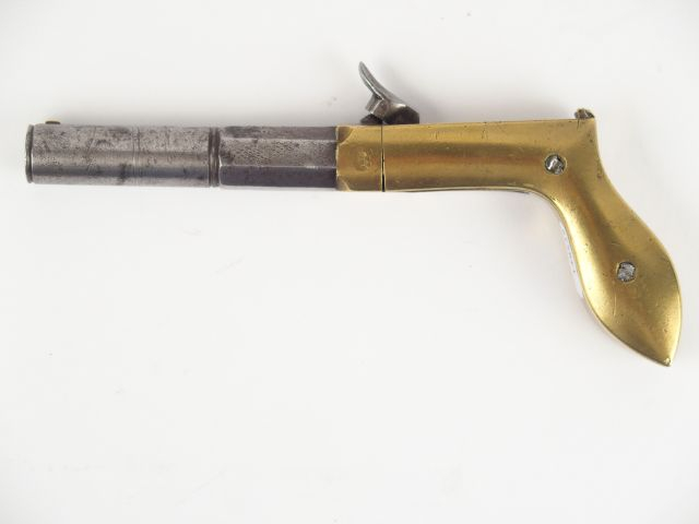 224-.Curieux pistolet de poche à coffre et à percussion, monture en br