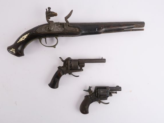 116-23 –Lot composé d’un grand pistolet à silex d’inspiration Italienn