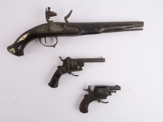 Vente aux enchères 116-23 –Lot composé d’un grand pistolet à silex d’inspiration Italienn