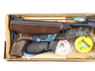Vente aux enchères 216-Pistolet à air comprimé HW 70 calibre 4,5mm dans une boite de pist