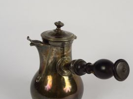 Petite verseuse en argent, manche ébène, poinçon Vieillard.  257 g