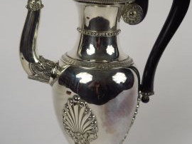 Vente aux enchères Grande verseuse tripode de style Empire en argent, 654 g tel