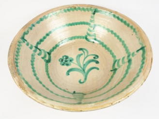 Vente aux enchères Deux grandes vasques en faience XIXème, décor de fleurs en camaïeu ver