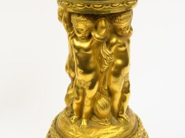 Paire de candélabres Restauration en bronze doré à décor de ronde d'am