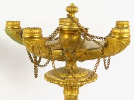 Paire de candélabres Restauration en bronze doré à décor de ronde d'am