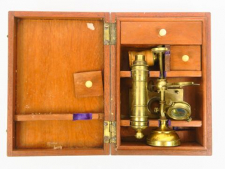 Vente aux enchères Petit microscope en laiton dans sa boite en acajou.