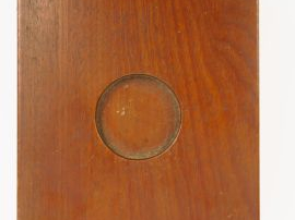 Petit microscope en laiton dans sa boite en acajou.